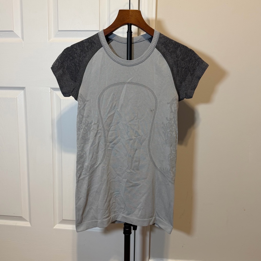 lululemon athletica Two-Tone Gray Short Sleeve Tee